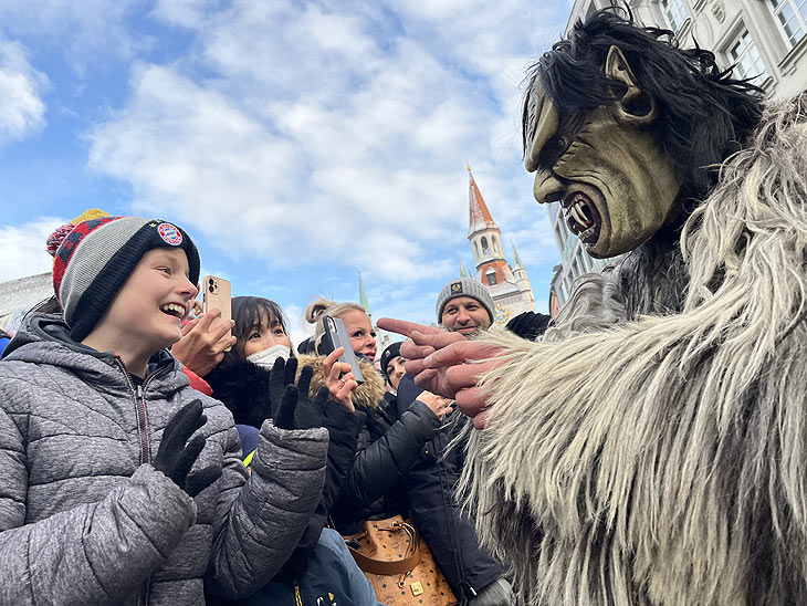 Krampuslauf auf dem Münchner Christkindlmarkt am 11.12.2022 (©Foto:Martin Schmitz)